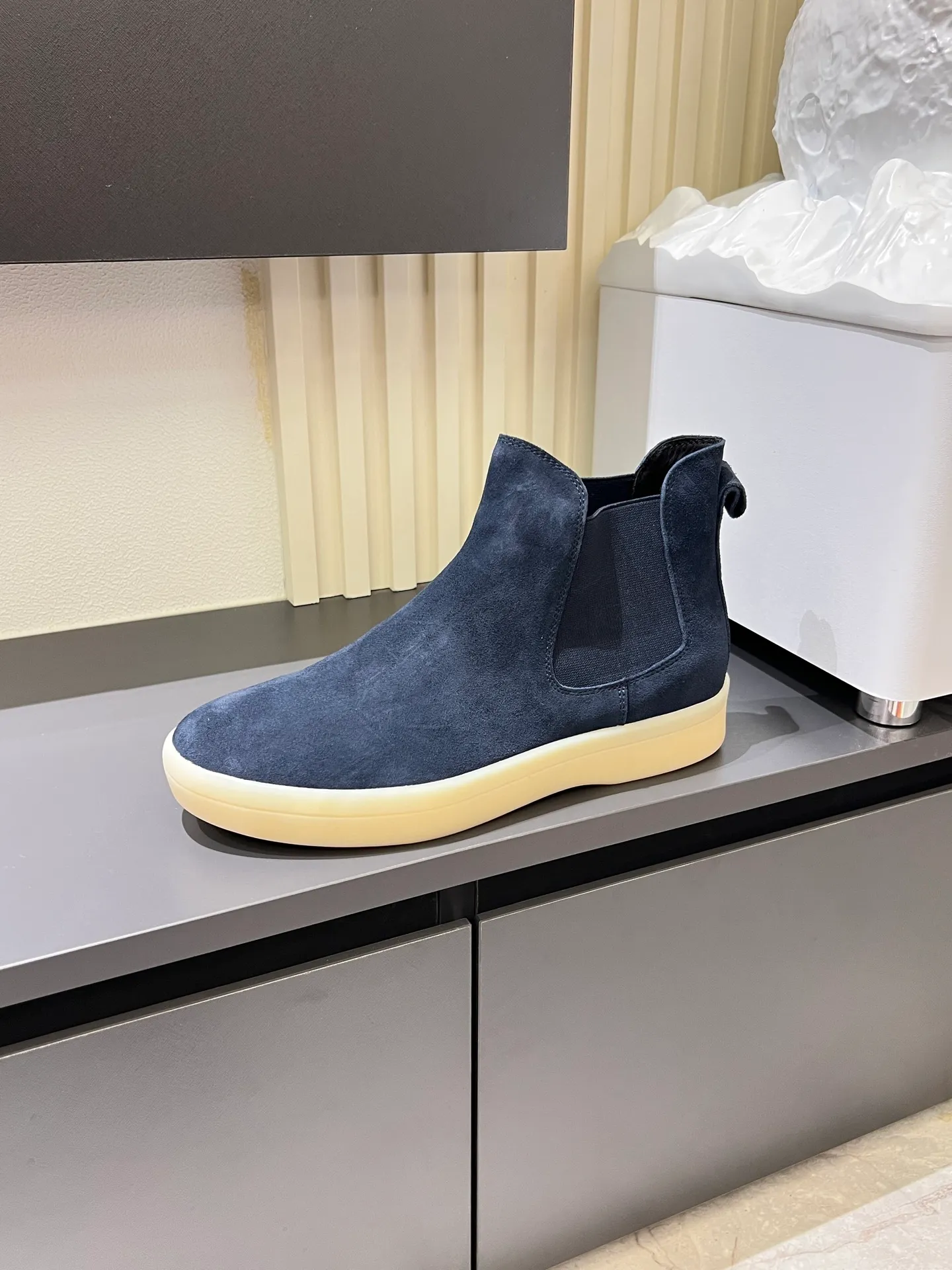 p440 Loro Piana's new niche winter men's mid-top shoes are shipped! The fabric is made of mercerized cowhide imported from Italy, with a sheepskin lining, which is comfortable, breathable and not stuffy to the feet. The outsole is made of natural rubber, which is wear-resistant and non-slip! Size: 38-44 (45.46.)